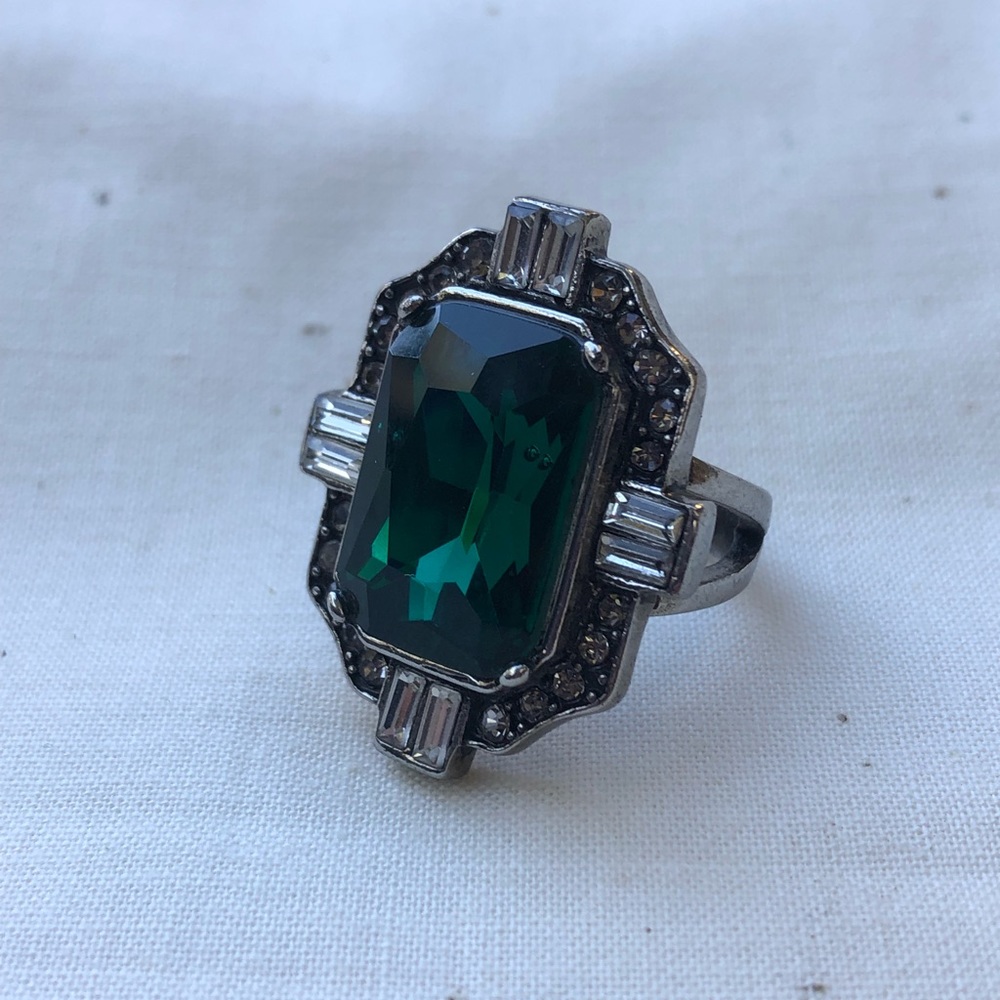 Jardins du Trocadero Emerald Ring